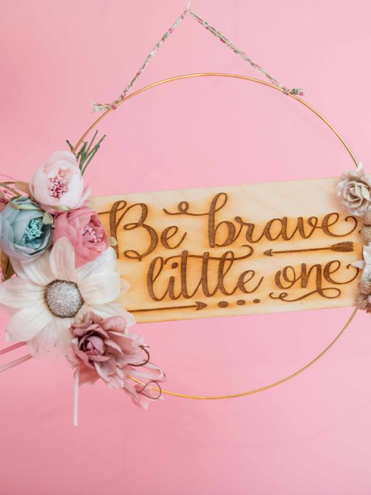 Χρυσό στεφάνι με λουλούδια και ξύλινη επιγραφή "Be Brave Little One"